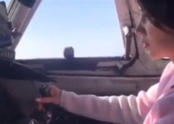 علي غرار "محمد رمضان".. راكبة تقود طائرة (فيديو) 11