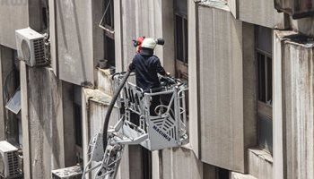 الحماية المدنية تنقذ 3 اشخاص تعطل بهم مصعد عقار فى مصر الجديدة 1