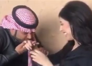سعودي يقتحم غرفة فتاة وينزع عباءتها لتقبيلها.. زمنها راح و ولى 8