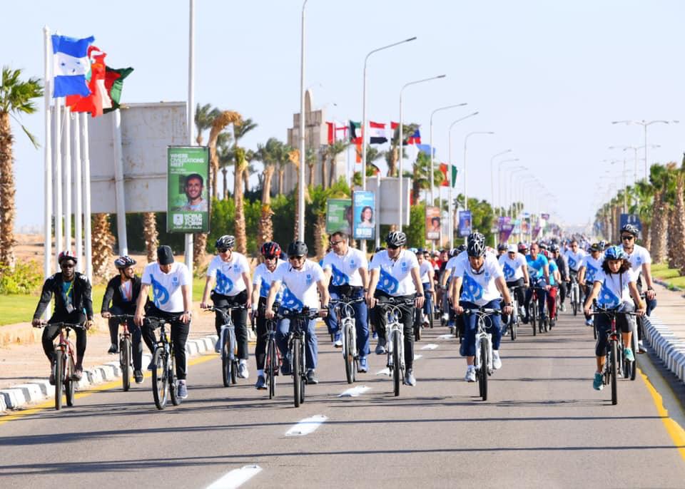 الرئيس يتجول في شوارع شرم الشيخ على دراجة "صور" 2