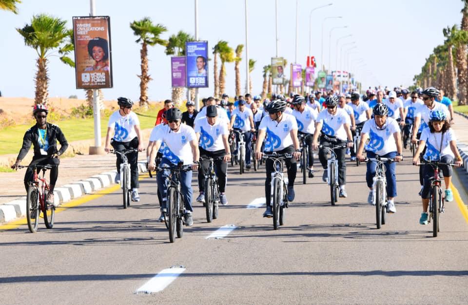 الرئيس يتجول في شوارع شرم الشيخ على دراجة "صور" 9