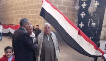 علم مصر يزين الكنائس قبل انطلاق قداس عيد الميلاد بالقليوبية 4