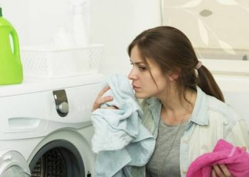 6 طرق للتخلص من رائحة الملابس الكريهة .. تعرف عليها 1