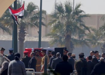 بالفيديو.. وصول جثمان الرئيس الأسبق حسني مبارك لمسجد المشير 5