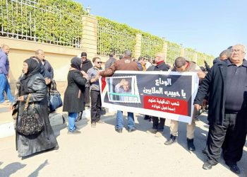الآلاف يحتشدون أمام مسجد المشير طنطاوي لتشييع جثمان الرئيس الأسبق مبارك 7