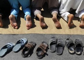 بالفيديو .. لص يسرق أحذية المصلين من داخل مسجد أثناء الصلاة 2