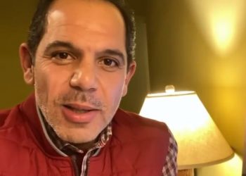 فيديو..رامي إمام يتحدي متابعيه بعمل تمارين في البيت بسبب العزل المنزلي 4
