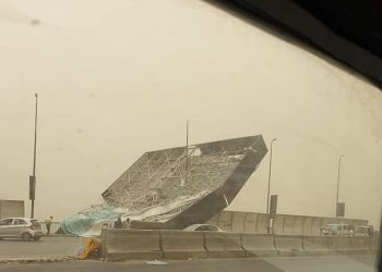 سقوط لوحة إعلانية على الطريق الدائري بسبب العاصفة الترابية.. صور 2
