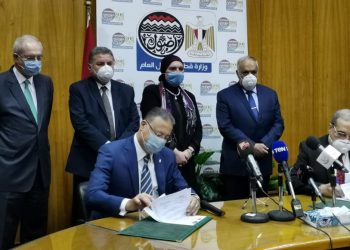 وزير قطاع الأعمال ورئيس العربية للتصنيع يشهدان توقيع إنشاء مصنعين لإنتاج إطارات المركبات 3