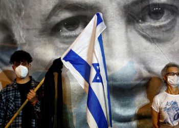 أشبه بالدواعش.. آلاف الإسرائيليين يطالبون برحيل نتنياهو بالأعلام السوداء "صور" 5