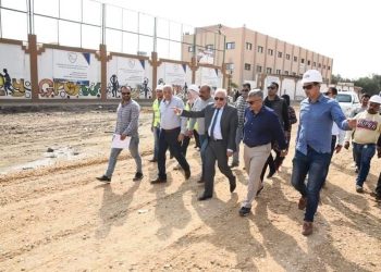 محافظ بورسعيد يتابع رصف شارع البترول وتطوير الصرف الصحي بالزهور 1