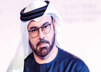 وزير شؤون مجلس الوزراء الإماراتي يتلقى لقاح كورونا 1