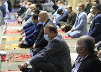 وسط إجراءات احترازية.. محافظ الجيزة يؤدى صلاة عيد الفطر بمسجد المغفرة بالعجوزة 4