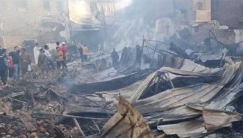 السيطرة على حريق ضخم بمعرض تجاري بمدينة طهطا بسوهاج 1