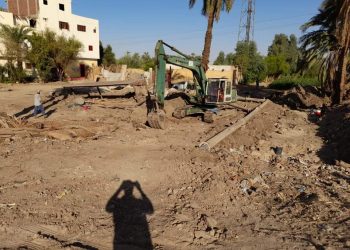 رئيس مدينة الأقصر يتابع أعمال توصيل الصرف الصحي بمنطقة نجع الترعة بحي المطار 2