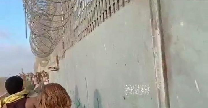فلسطينيون يخطفون سلاح جندي إسرائيلي على حدود غزة (فيديو) 1