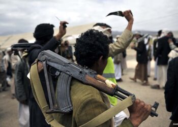 الحوثيون يعلنون استهداف حاملة طائرات أمريكية بالبحر الأحمر 1