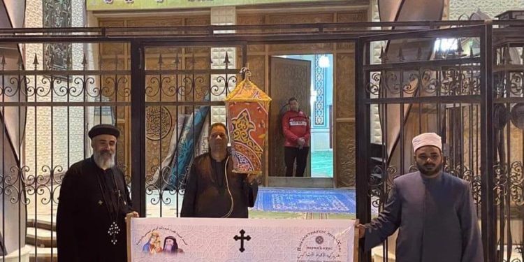 كنيسة تزين أبوابها بفانوس رمضان وتعلن تنظيم مائدة إفطار بالإسكندرية