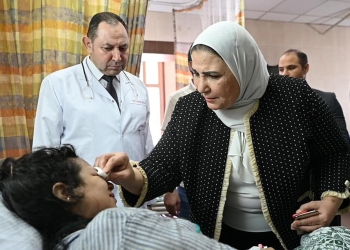 «الأم الحنونه».. وزيرة التضامن تمسح دموع إحدى مصابات حادث كنيسة