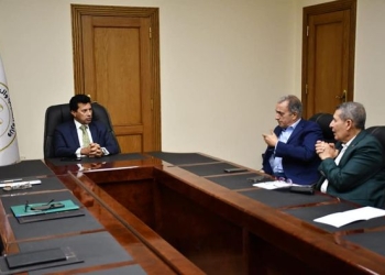وزير الرياضة يلتقي مسئولو الشركة المصرية لصناعة المستلزمات والأدوات الرياضية كابتكس 11
