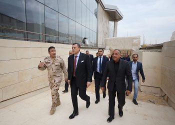 وزير السياحة والآثار يتفقد المتحف المصري الكبير ومراكب خوفو 3