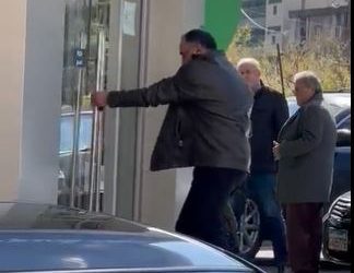 فيديو | لبناني يهاجم بنكا بـ الشنيور للحصول على أمواله 5