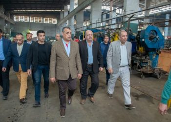 وزير الإنتاج الحربي يفاجئ عمال المصانع بزيارة مفاجئة