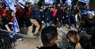متظاهرون يقتحمون الكنيست الإسرائيلي ويطالبون باستقالة وزير التعليم 4
