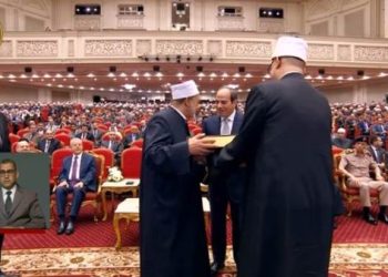 شيخ الأزهر يهدي الرئيس السيسي نسخة من القرآن الكريم باحتفالية ليلة القدر 3