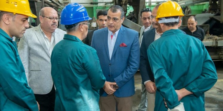 وزير الإنتاج الحربي يقوم بجولة تفقدية مفاجئة لشركة «حلوان للصناعات الهندسية»