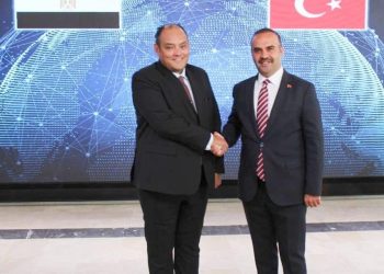 وزير التجارة يبحث مع وزير الصناعة التركي فرص تعزيز التعاون الصناعي المشترك