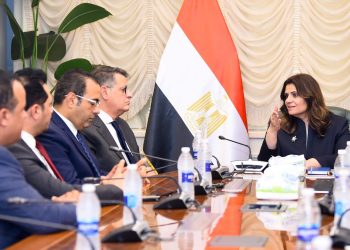 وزيرة الهجرة تستقبل رئيس اتحاد شباب المصريين بالخارج ونواب برلمان 10