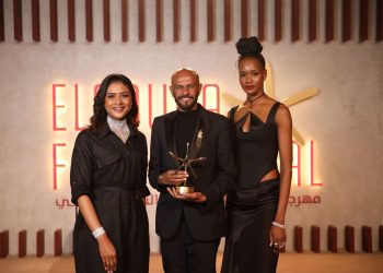 أمجد أبو العلاء ومحمد كردفاني يهديان جائزة وداعًا جوليا في مهرجان الجونة السينمائي للشعب السوداني والإنسانية 1