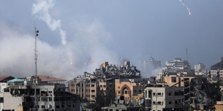 القاهرة الإخبارية: 20 شهيدًا جراء قصف منزل في حي الدرج بمدينة غزة 1
