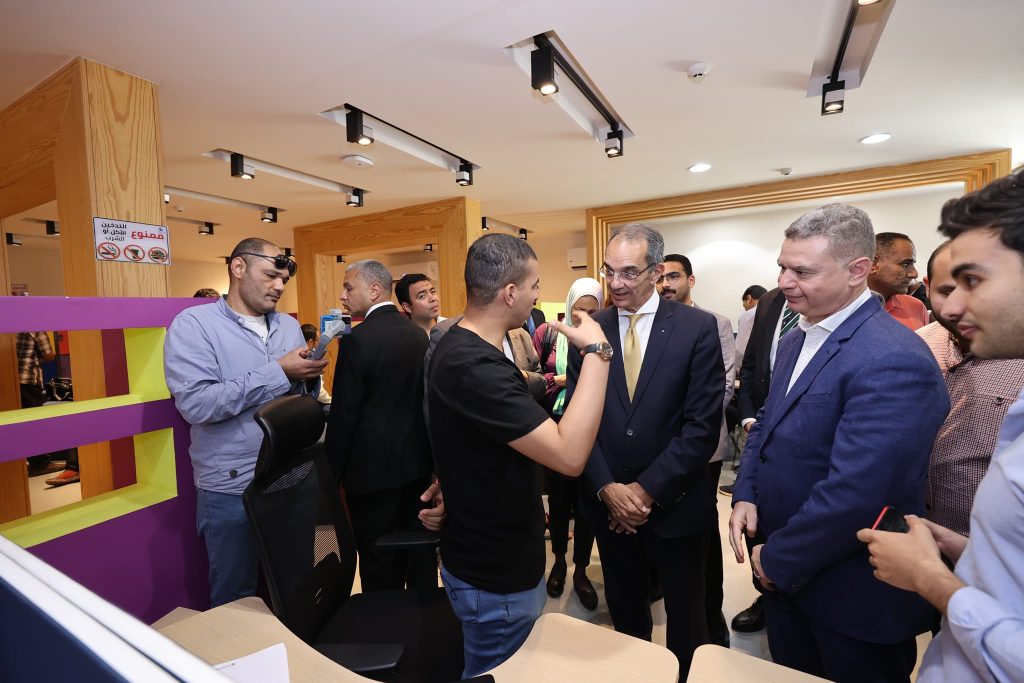 وزير الإتصالات يلتقي بشباب رواد الأعمال المهنيين المستقلين بمركز إبداع مصر الرقمية "كريتيفا" 2