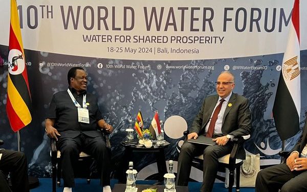 سويلم يلتقى وزير المياه والبيئة الأوغندي لبحث تعزيز التعاون في مجال المياه