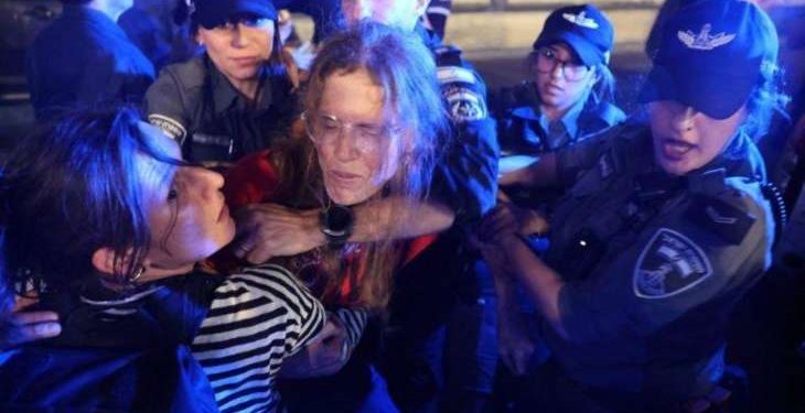 مواجهات بين الشرطة الإسرائيلية ومتظاهرين بتل أبيب يطالبون بعقد صفقة تبادل أسرى 1