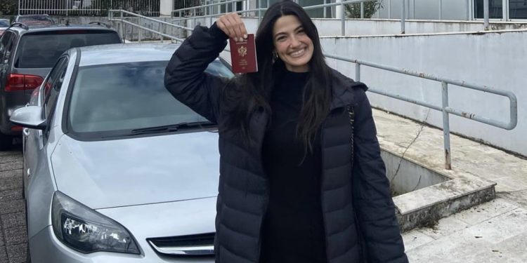 بـ جواز سفر الجبل الأسود.. تارا عماد تحقق أمنية والدتها بعد 40 يوماً من وفاتها 1