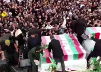 الإيرانيون يلقون نظرة الوداع على جثمان الرئيس الراحل إبراهيم رئيسي 4