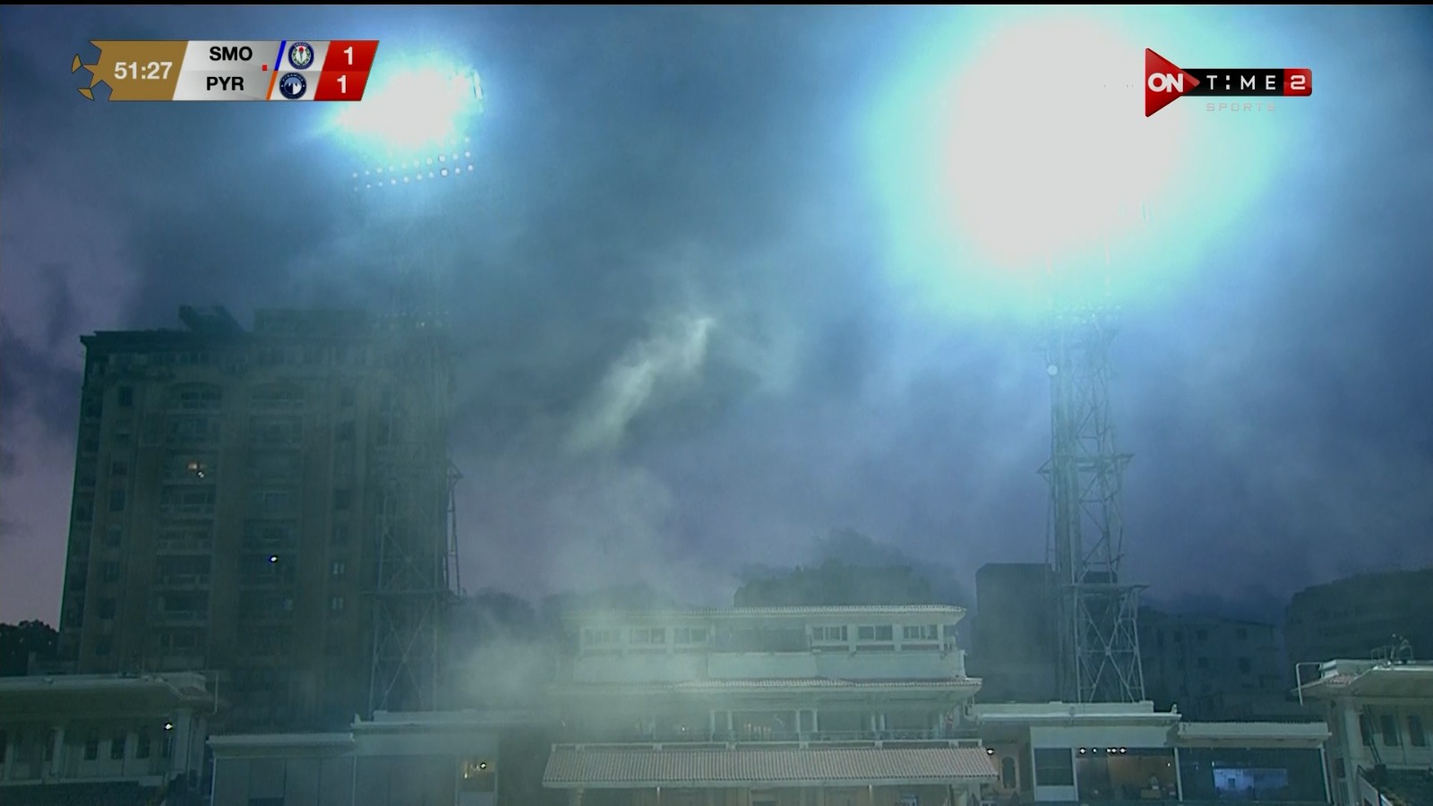 توقف مباراة سموحة وبيراميدز بسبب حريق في استاد الاسكندرية والمطافئ تسيطر 3