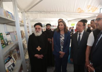 وزيرة الثقافة ومحافظ الإسكندرية يفتتحان الدورة السابعة لمعرض الكتاب بالكاتدرائية المرقسية بالمحافظة 6