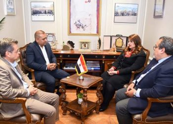 وزيرة الهجرة تطلع على مستجدات مشروع مستثمر مصري بالخارج متخصص في تصنيع الهواتف 5
