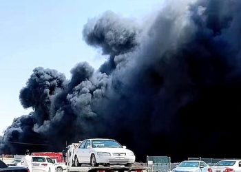 التهمت العديد من السيارات.. اشتعال حريق هائل في منطقة سكراب السالمي بالكويت والحماية المدنية تحاول السيطرة 6