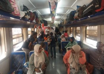 مظاهر احتفالات الركاب بالعيد من داخل قطار النوبة 3